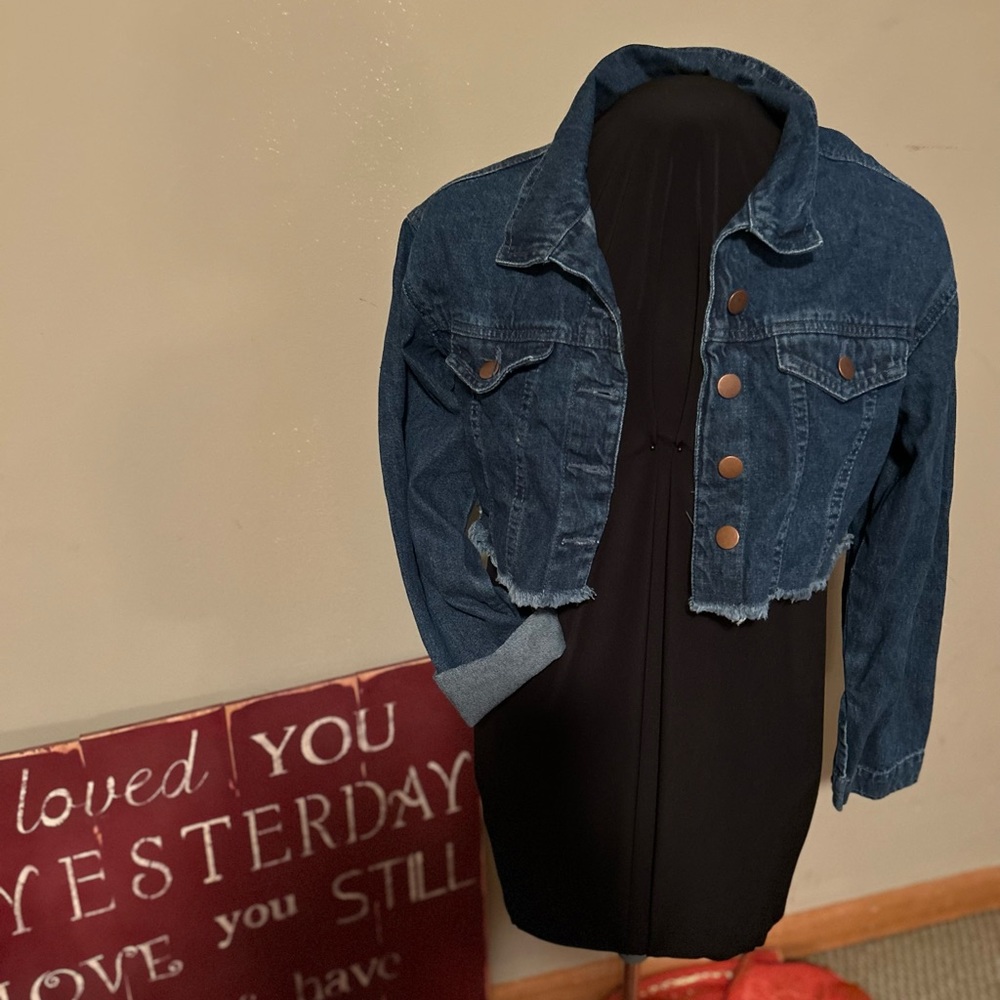 Cropped jean jacket sz medium